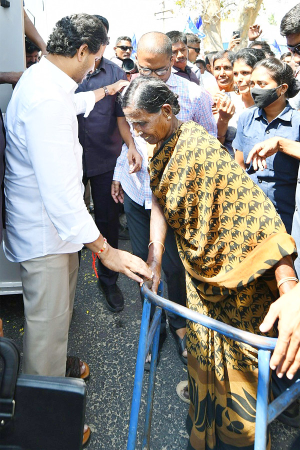 CM_20YS_20Jagan_20Memantha_20Siddham_20Bus_20Yatra_20Day_206_20At_20Annamayya_20District_20Photos_13.jpg 14