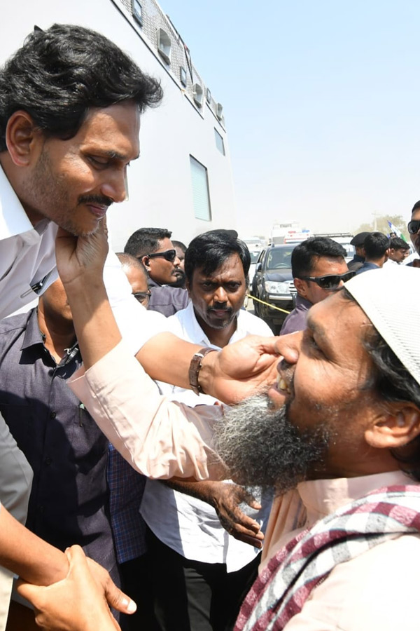 CM_20YS_20Jagan_20Memantha_20Siddham_20Bus_20Yatra_20Day_206_20At_20Annamayya_20District_20Photos_14.jpg 15