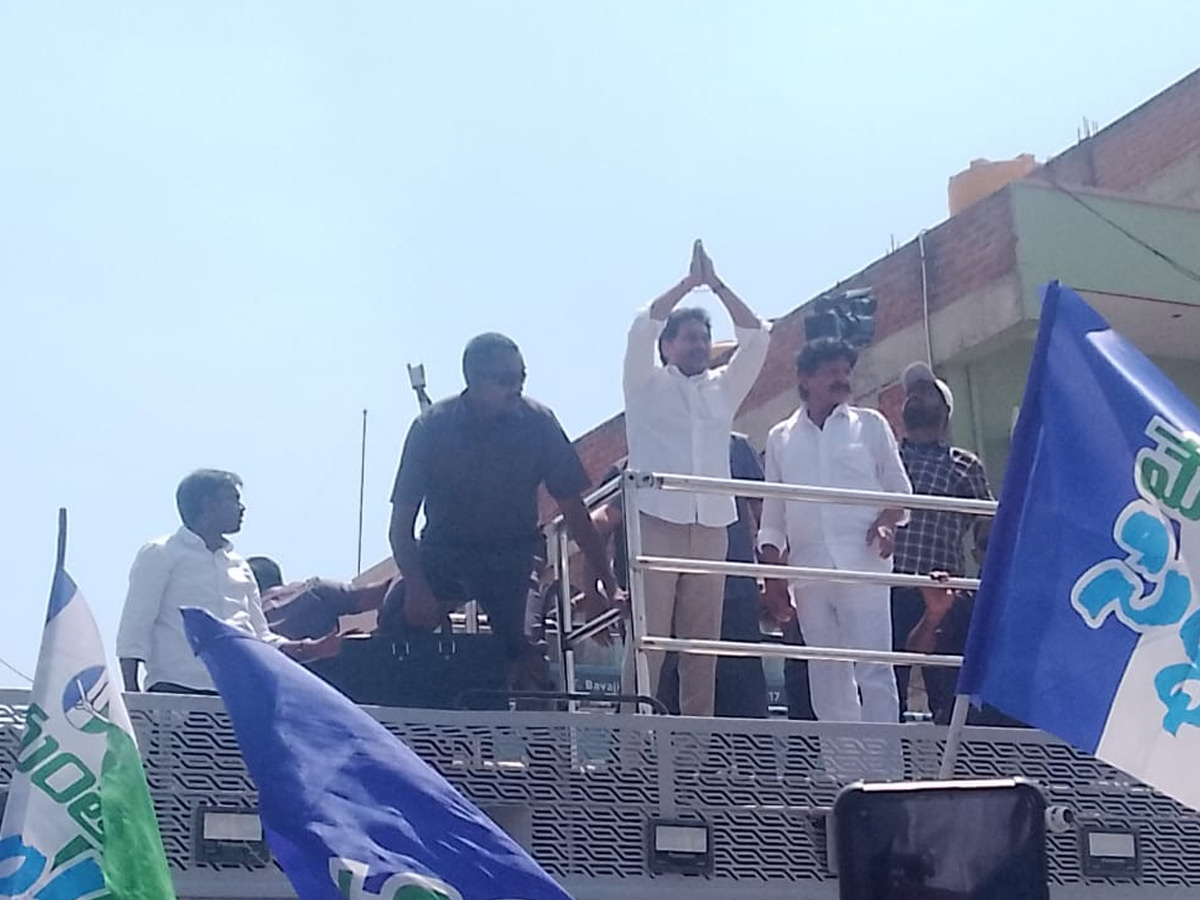 CM_20YS_20Jagan_20Memantha_20Siddham_20Bus_20Yatra_20Day_206_20At_20Annamayya_20District_20Photos_17.jpg 16