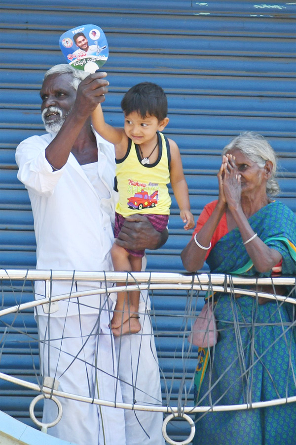 CM_20YS_20Jagan_20Memantha_20Siddham_20Bus_20Yatra_20Day_206_20At_20Annamayya_20District_20Photos_19.jpg 17