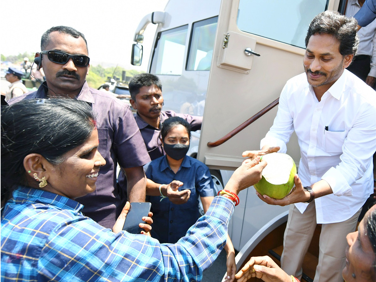 CM_20YS_20Jagan_20Memantha_20Siddham_20Bus_20Yatra_20Day_206_20At_20Annamayya_20District_20Photos_20.jpg 18