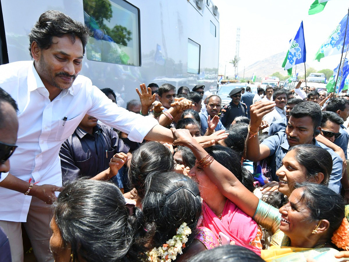 CM_20YS_20Jagan_20Memantha_20Siddham_20Bus_20Yatra_20Day_206_20At_20Annamayya_20District_20Photos_23.jpg 21