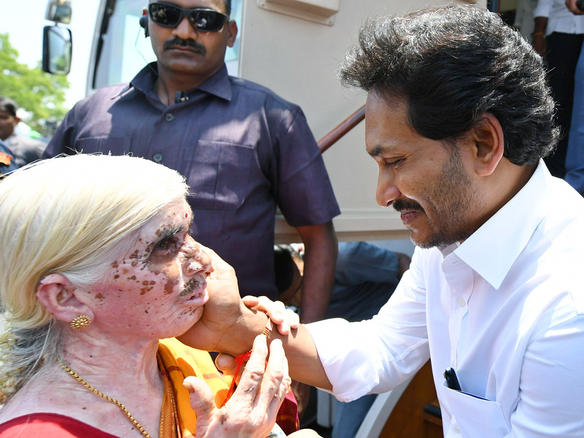 CM_20YS_20Jagan_20Memantha_20Siddham_20Bus_20Yatra_20Day_206_20At_20Annamayya_20District_20Photos_25.jpg 23