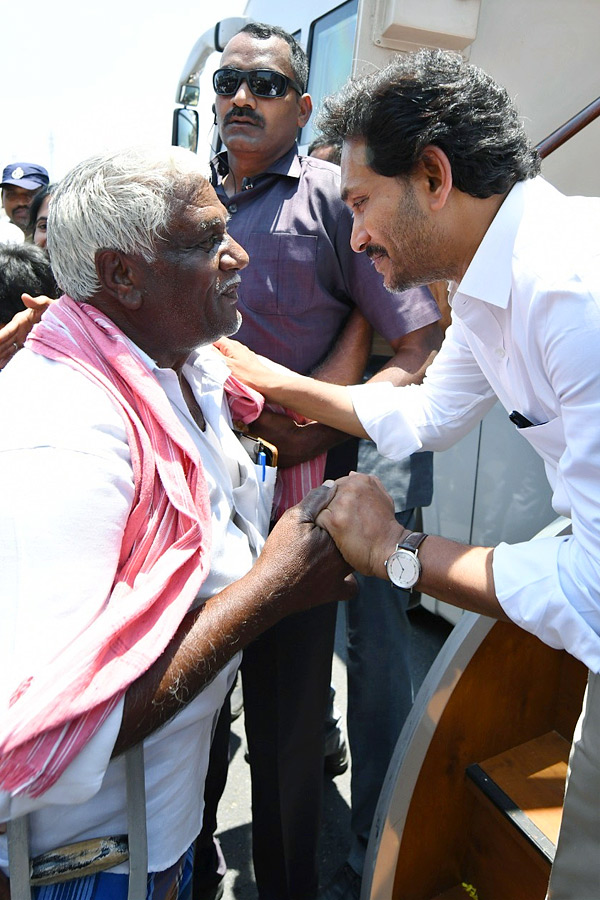 CM_20YS_20Jagan_20Memantha_20Siddham_20Bus_20Yatra_20Day_206_20At_20Annamayya_20District_20Photos_27.jpg 25