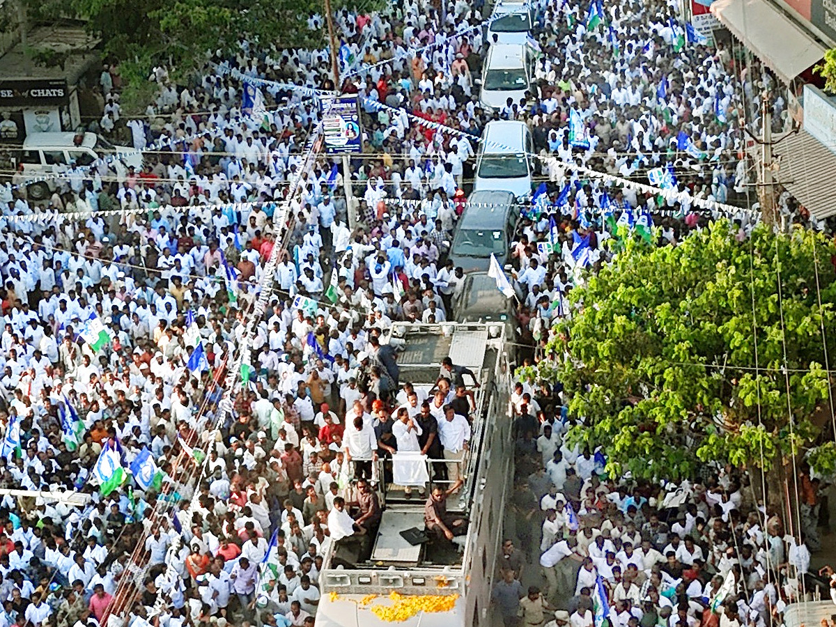 CM_20YS_20Jagan_20Memantha_20Siddham_20Bus_20Yatra_20Day_206_20At_20Annamayya_20District_20Photos_29.jpg 27