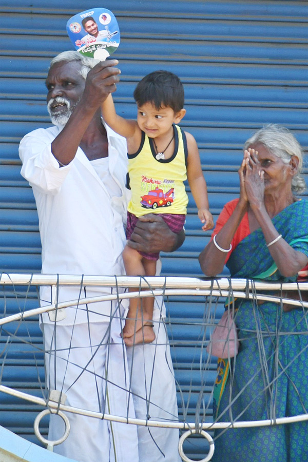 CM_20YS_20Jagan_20Memantha_20Siddham_20Bus_20Yatra_20Day_206_20At_20Annamayya_20District_20Photos_3.jpg 4