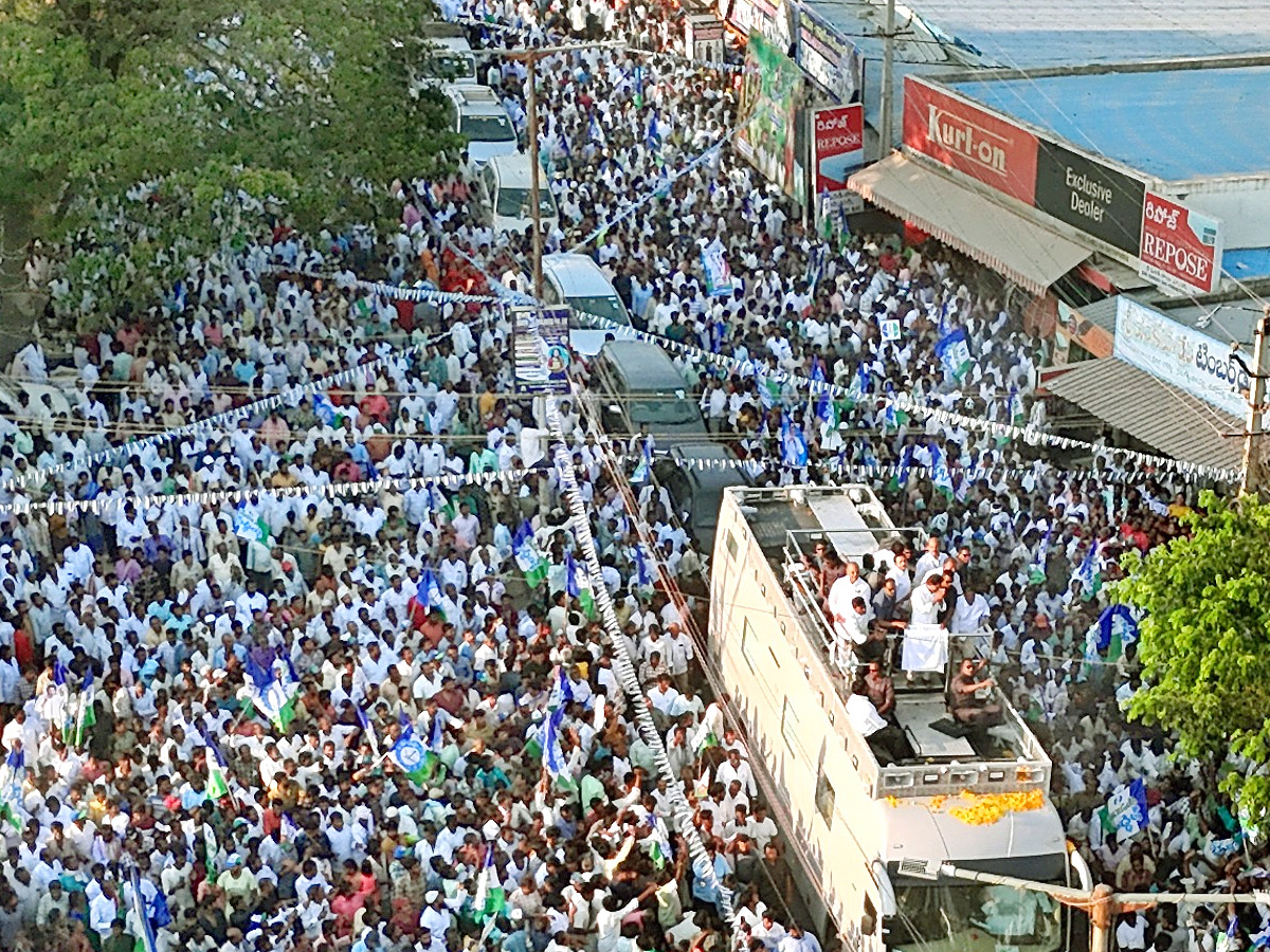 CM_20YS_20Jagan_20Memantha_20Siddham_20Bus_20Yatra_20Day_206_20At_20Annamayya_20District_20Photos_30.jpg 28