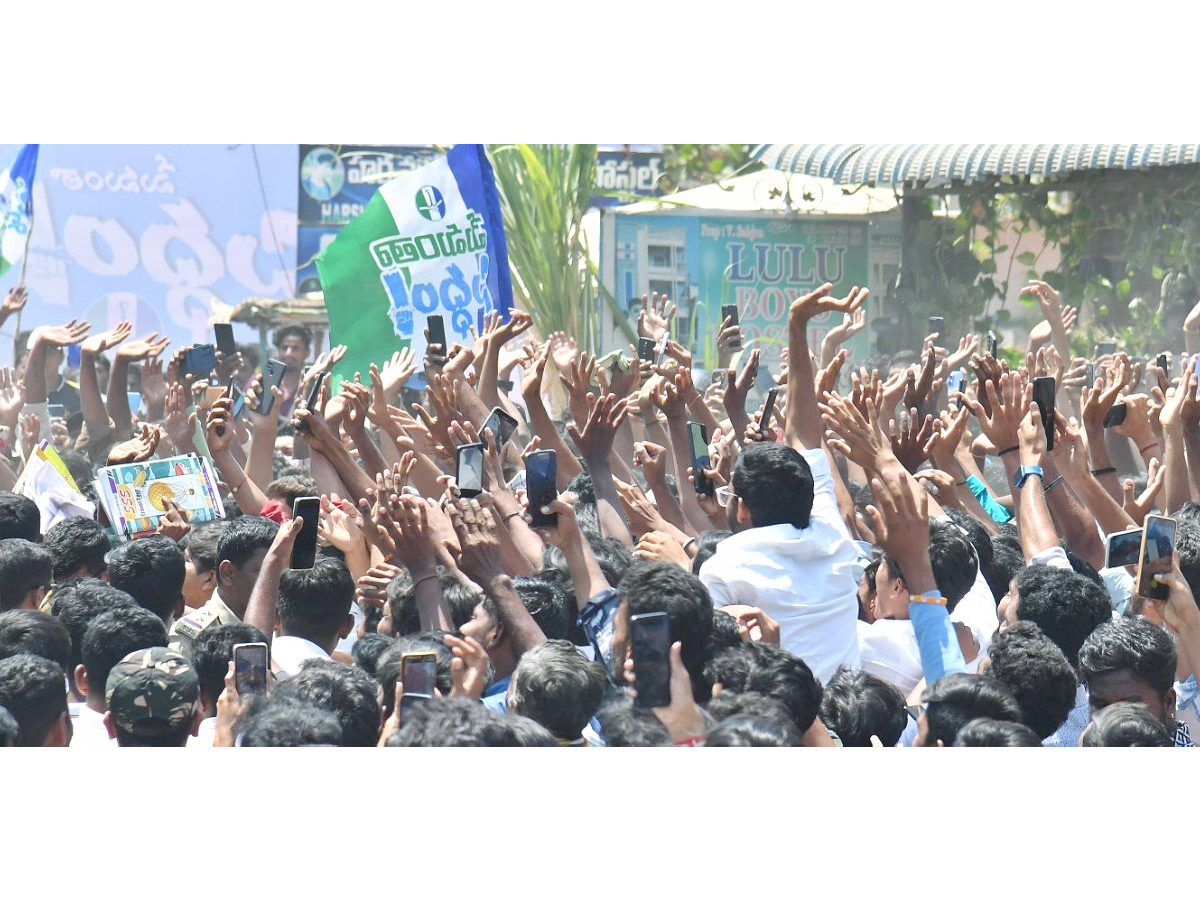 CM_20YS_20Jagan_20Memantha_20Siddham_20Bus_20Yatra_20Day_206_20At_20Annamayya_20District_20Photos_7.jpg 8
