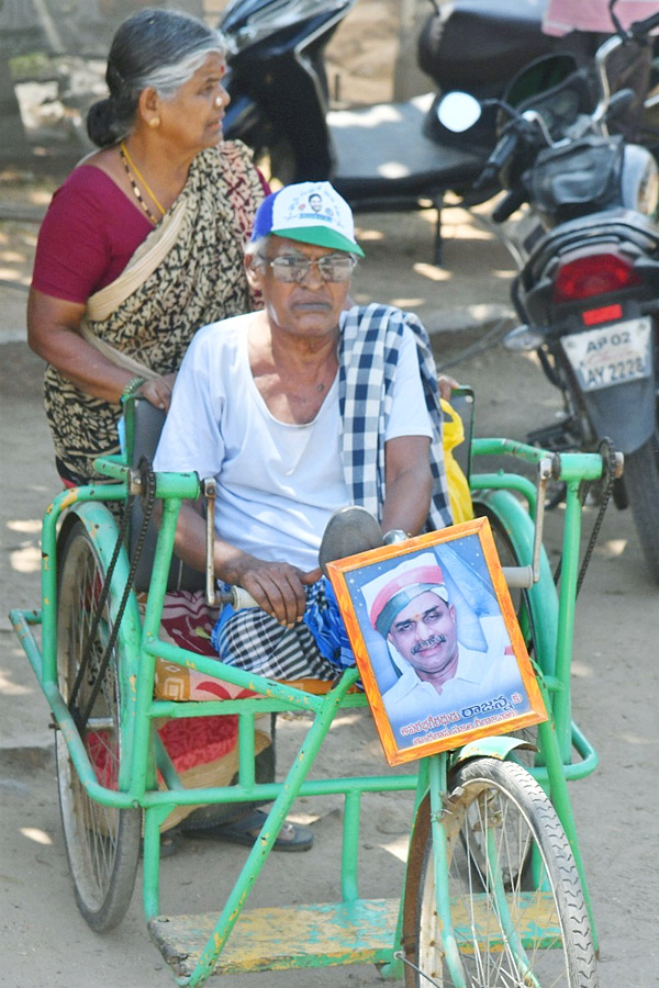 CM_20YS_20Jagan_20Memantha_20Siddham_20Bus_20Yatra_20Day_206_20At_20Annamayya_20District_20Photos_8.jpg 9