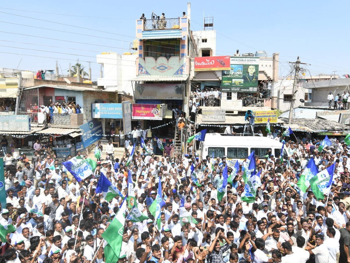 CM_20YS_20Jagan_20Memantha_20Siddham_20Bus_20Yatra_20Day_206_20At_20Annamayya_20District_20Photos_9.jpg 10