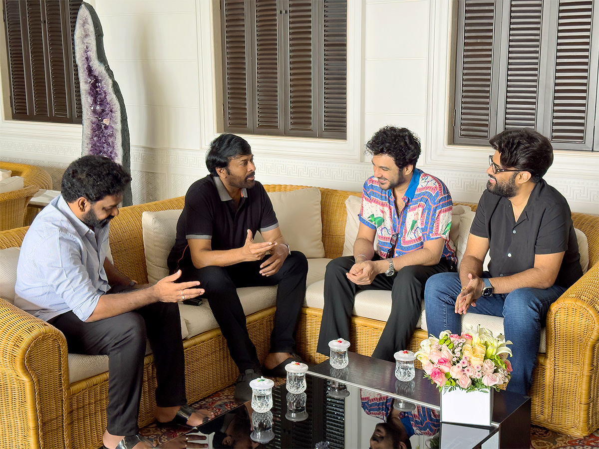 Chiranjeevi_20appreciates_20Tillu_20Square_20Photos-8.jpg 7