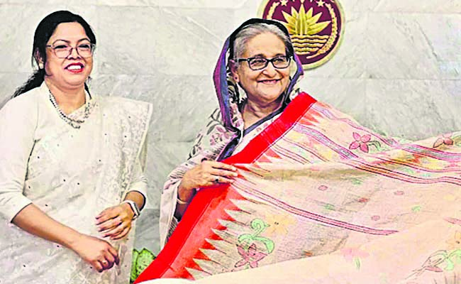 HASINA_20AND_20SARI.jpg