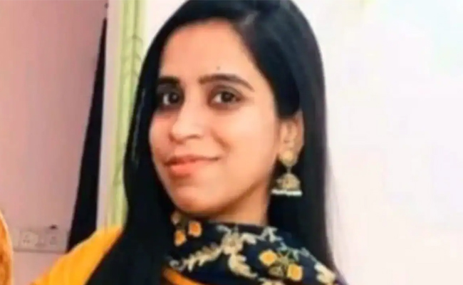 Karishma_delhi_fortuner.jpg