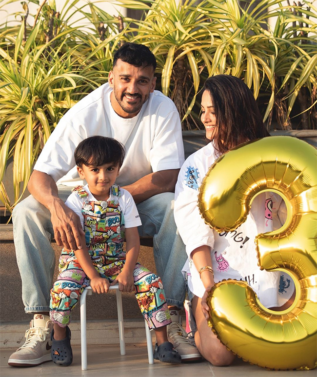 Nuvvu_20Nenu_20Movie_20Actress_20Anitha_20With_20Family-3.jpg 3