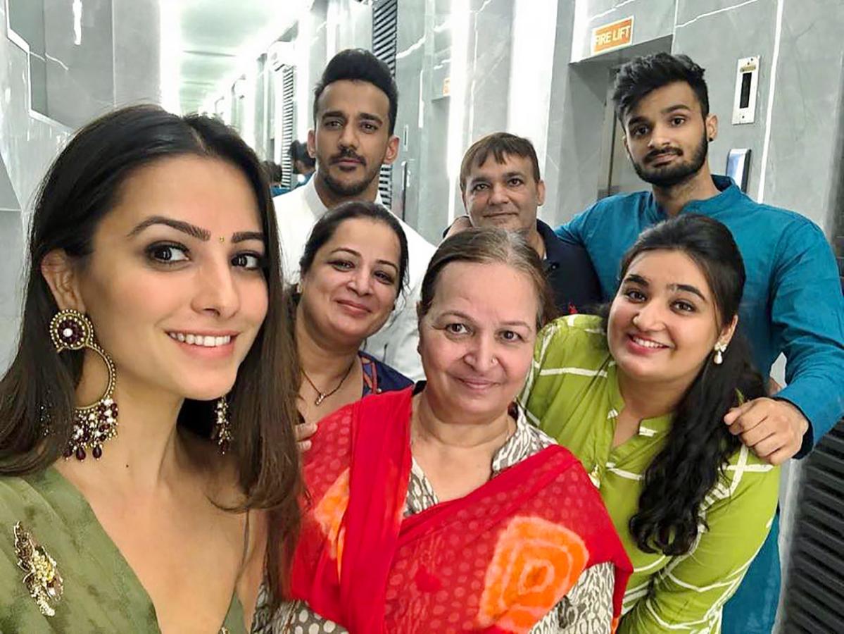 Nuvvu_20Nenu_20Movie_20Actress_20Anitha_20With_20Family-8.jpg 8