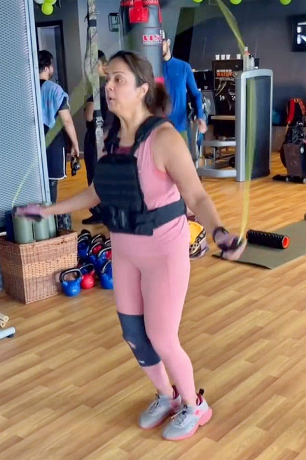 Jothika_20and_20suriya_20new_20exclusive_20video_20in_20gym_20workout_20Photos_7.jpg 8