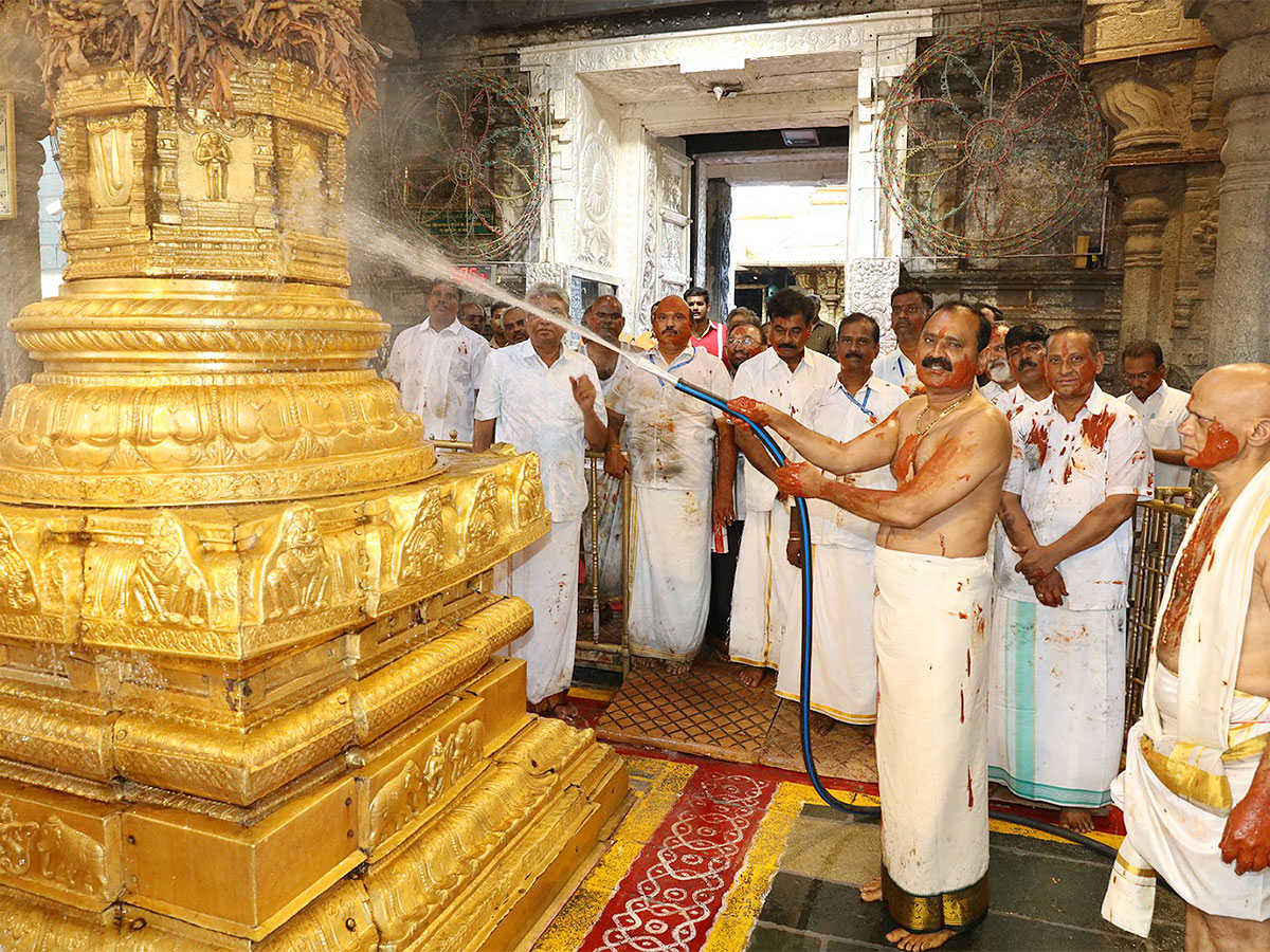 Koil_20Alwar_20Tirumanjanam_20held_20at_20Tirumala_20temple_20as_20prelude_20to_20Ugadi-1.jpg 1