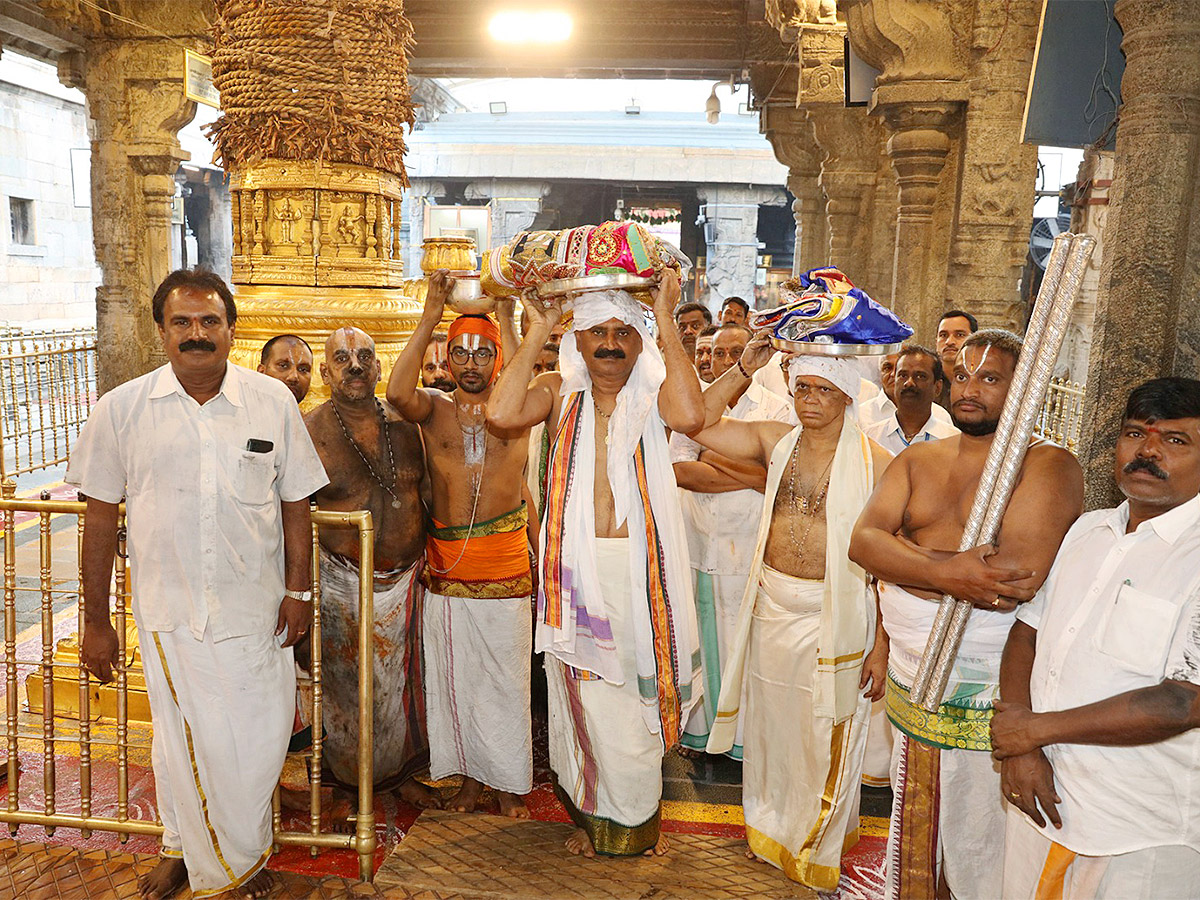 Koil_20Alwar_20Tirumanjanam_20held_20at_20Tirumala_20temple_20as_20prelude_20to_20Ugadi-3.jpg 3