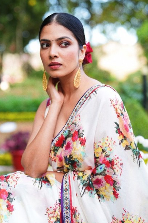 MalavikaMohanan_20l.jpg 8