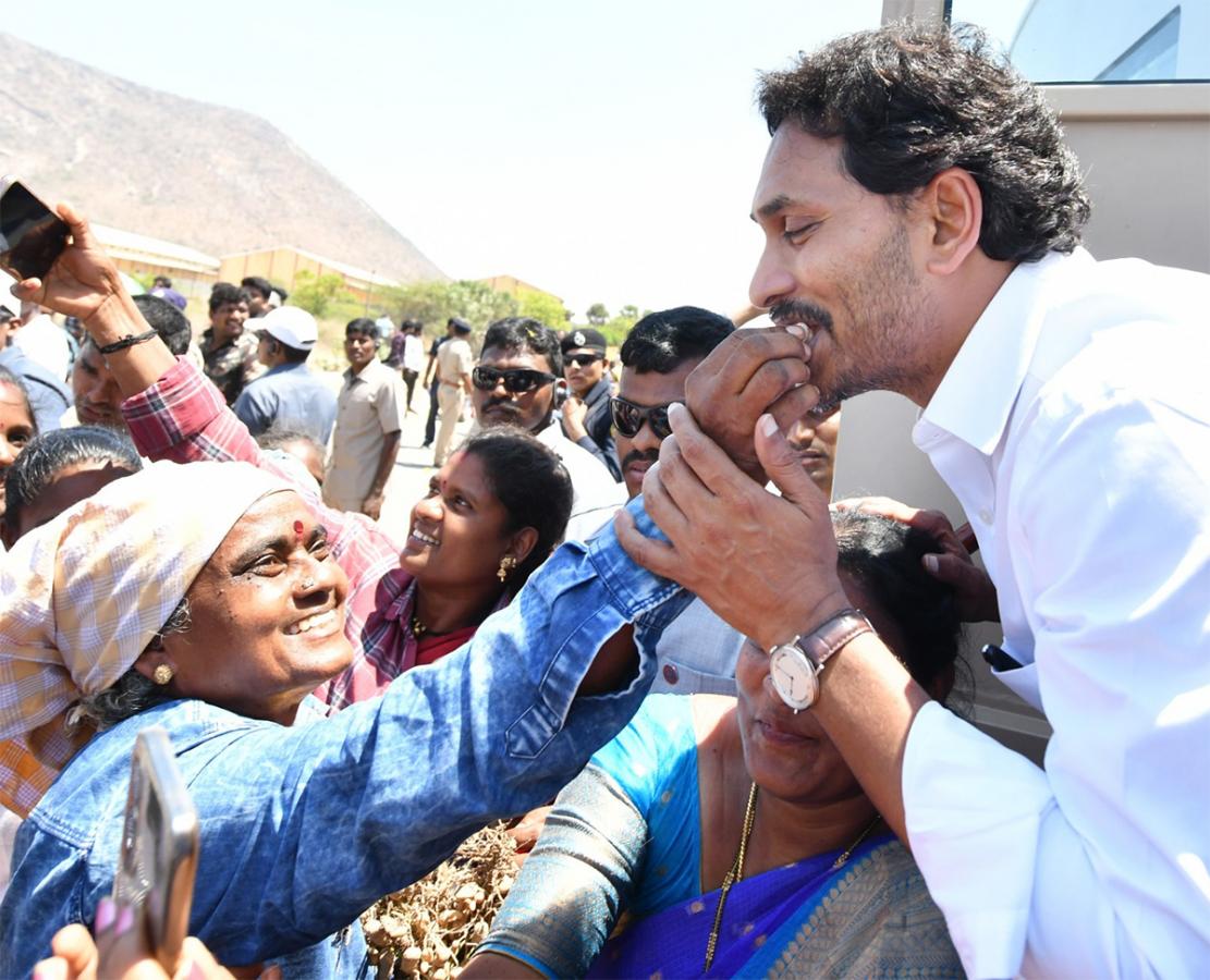 Memantha_20Siddham_20cm_20jagan_20Bus_20Yatra_20Day_208_20Photos-3.jpg 3