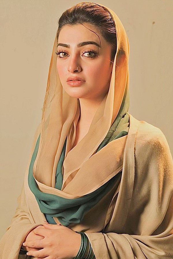 Sania_20Mirza_20ex-husband_20Shoaib_20Malik_20sent_20flirty_20messages_20to_20Pakistani_20actress_20Nawal_20Saeed5.jpg 6