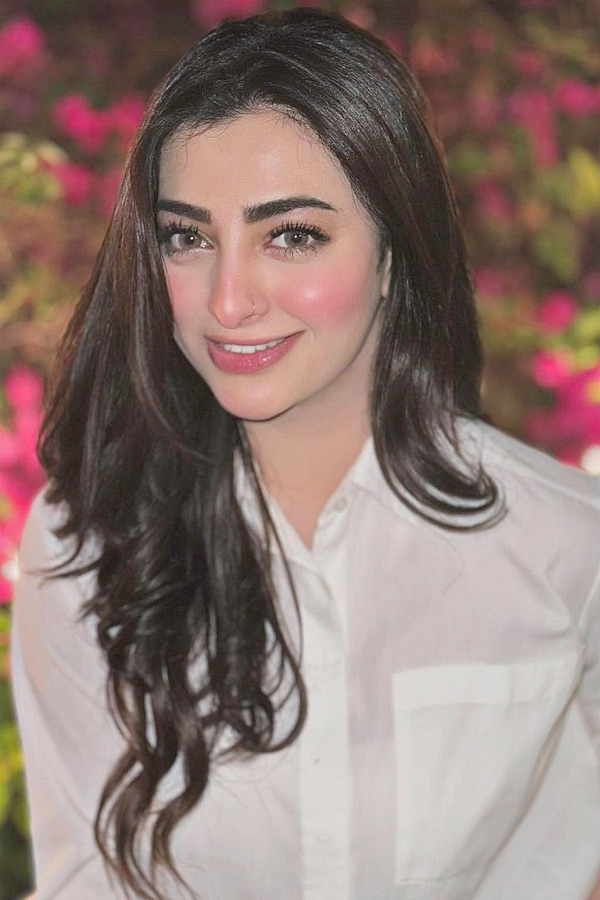 Sania_20Mirza_20ex-husband_20Shoaib_20Malik_20sent_20flirty_20messages_20to_20Pakistani_20actress_20Nawal_20Saeed7.jpg 8