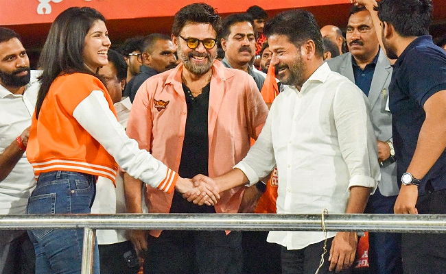 Celebrities_20And_20Officials_20In_20IPL_20Match_20at_20Hyderabad_20Uppal_20Cricket_20Stadium_20Photos_1_20_2813_29.jpg 13