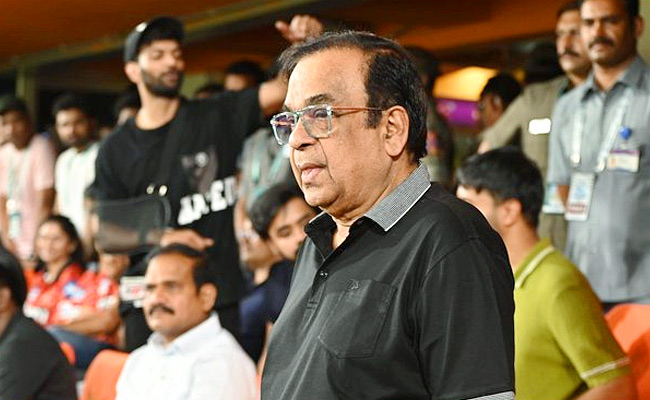 Celebrities_20And_20Officials_20In_20IPL_20Match_20at_20Hyderabad_20Uppal_20Cricket_20Stadium_20Photos_1_20_282_29.jpg 3
