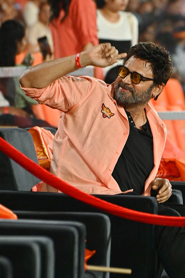 Celebrities_20And_20Officials_20In_20IPL_20Match_20at_20Hyderabad_20Uppal_20Cricket_20Stadium_20Photos_1_20_283_29.jpg 4