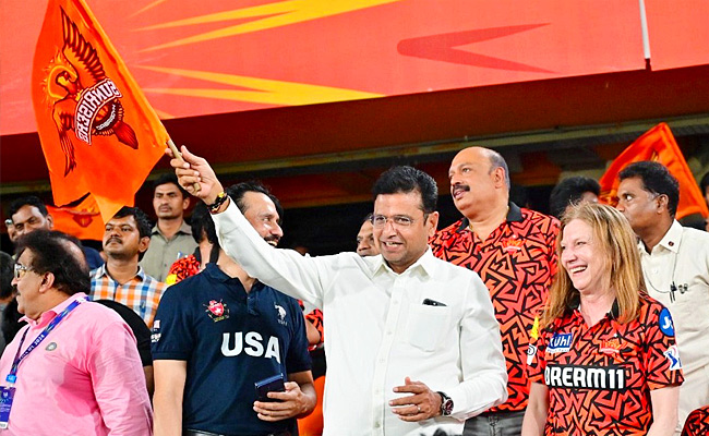 Celebrities_20And_20Officials_20In_20IPL_20Match_20at_20Hyderabad_20Uppal_20Cricket_20Stadium_20Photos_1_20_286_29.jpg 7