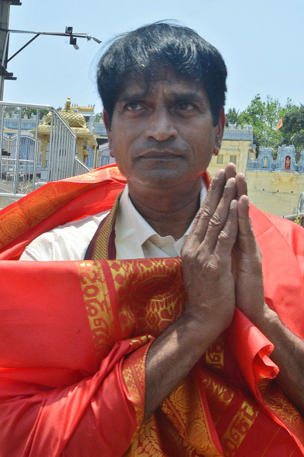 Actor_20And_20Director_20Ravi_20Babu_20and_20His_20Family_20Visits_20Tirumala_20Temple_20Photos_1_20_2810_29.jpg 11