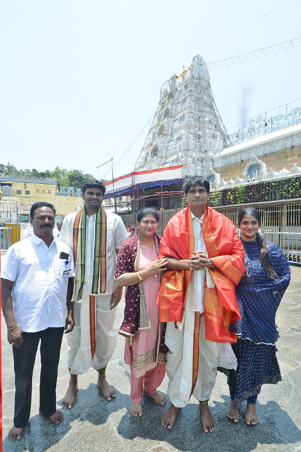 Actor_20And_20Director_20Ravi_20Babu_20and_20His_20Family_20Visits_20Tirumala_20Temple_20Photos_1_20_2812_29.jpg 13