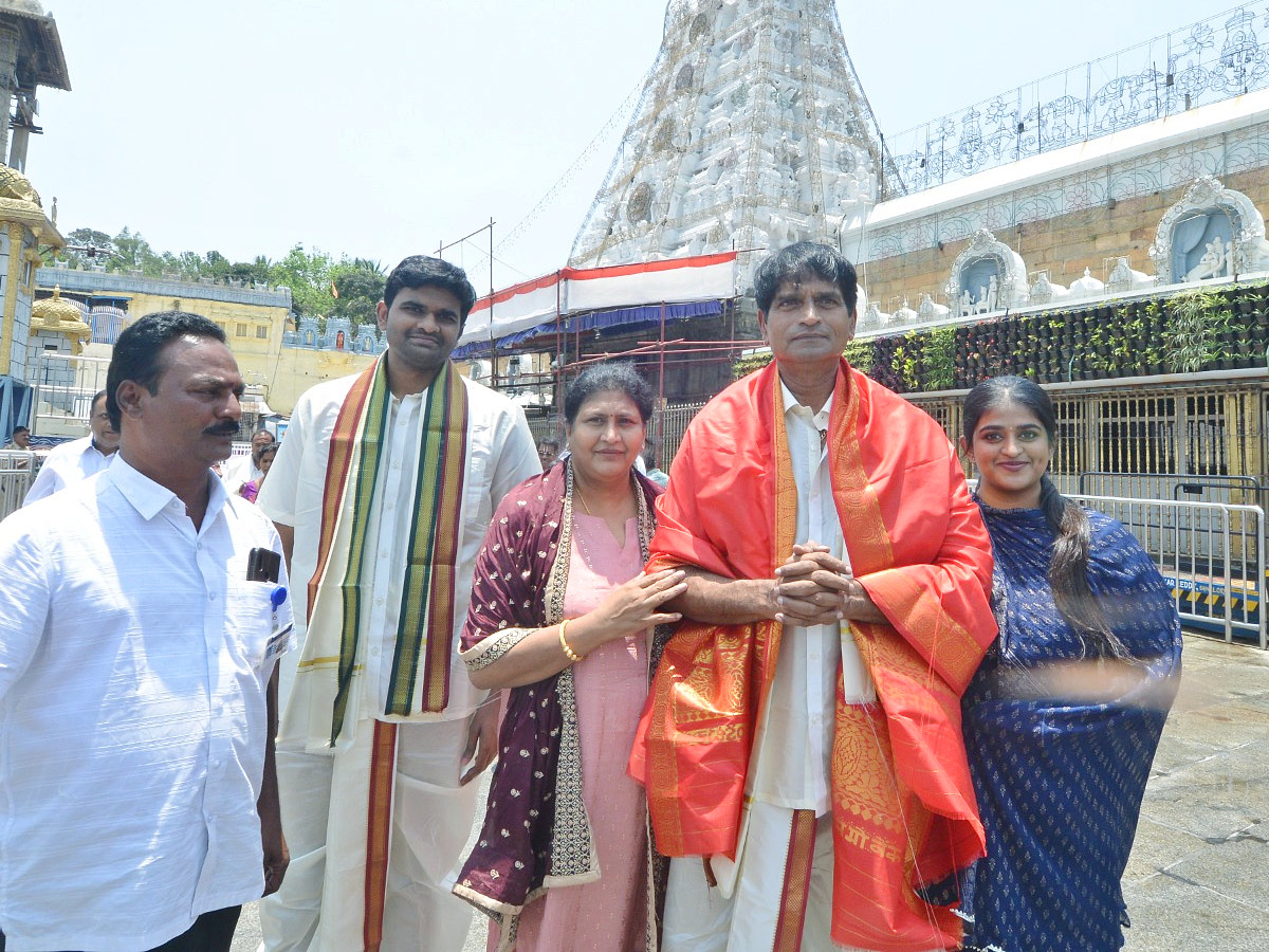Actor_20And_20Director_20Ravi_20Babu_20and_20His_20Family_20Visits_20Tirumala_20Temple_20Photos_1_20_2813_29.jpg 1