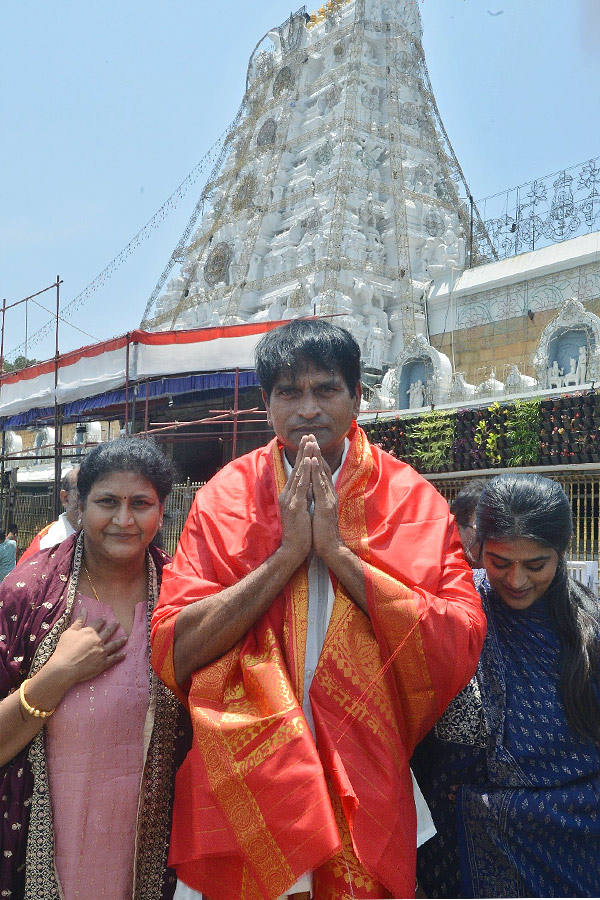 Actor_20And_20Director_20Ravi_20Babu_20and_20His_20Family_20Visits_20Tirumala_20Temple_20Photos_1_20_281_29.jpg 2