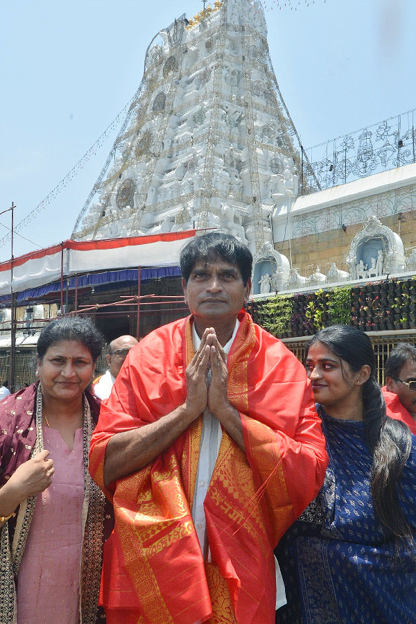 Actor_20And_20Director_20Ravi_20Babu_20and_20His_20Family_20Visits_20Tirumala_20Temple_20Photos_1_20_282_29.jpg 3