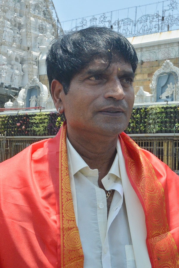 Actor_20And_20Director_20Ravi_20Babu_20and_20His_20Family_20Visits_20Tirumala_20Temple_20Photos_1_20_283_29.jpg 4