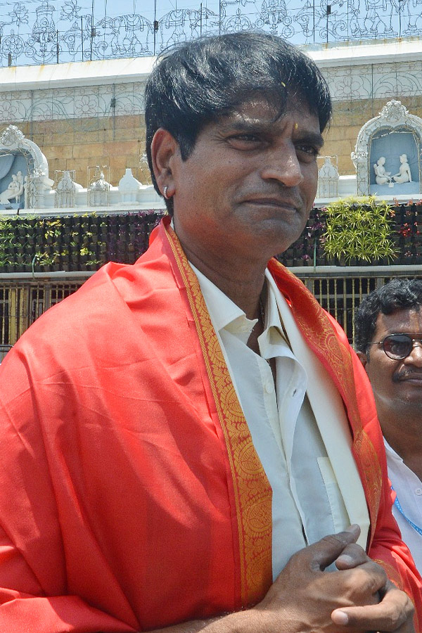 Actor_20And_20Director_20Ravi_20Babu_20and_20His_20Family_20Visits_20Tirumala_20Temple_20Photos_1_20_284_29.jpg 5