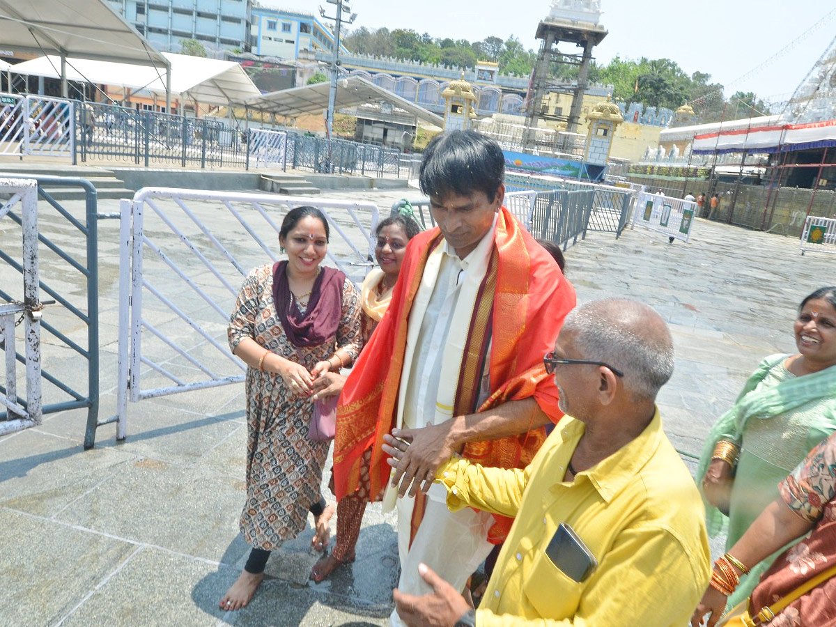 Actor_20And_20Director_20Ravi_20Babu_20and_20His_20Family_20Visits_20Tirumala_20Temple_20Photos_1_20_285_29.jpg 6