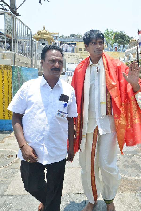 Actor_20And_20Director_20Ravi_20Babu_20and_20His_20Family_20Visits_20Tirumala_20Temple_20Photos_1_20_287_29.jpg 8