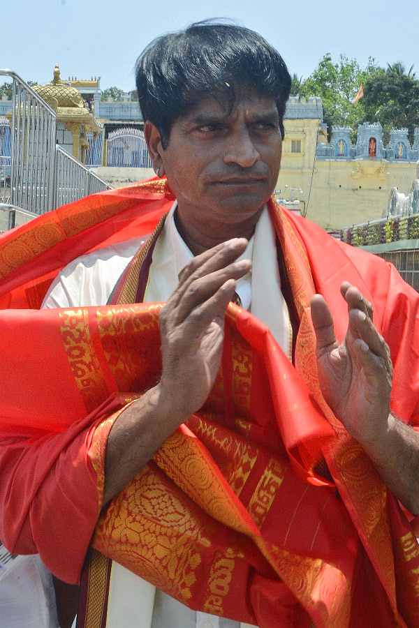 Actor_20And_20Director_20Ravi_20Babu_20and_20His_20Family_20Visits_20Tirumala_20Temple_20Photos_1_20_288_29.jpg 9