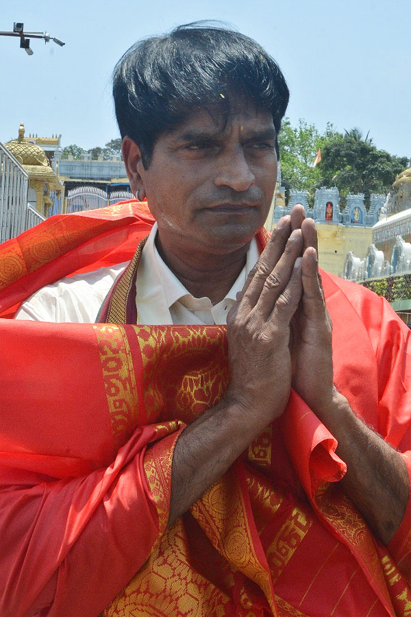 Actor_20And_20Director_20Ravi_20Babu_20and_20His_20Family_20Visits_20Tirumala_20Temple_20Photos_1_20_289_29.jpg 10
