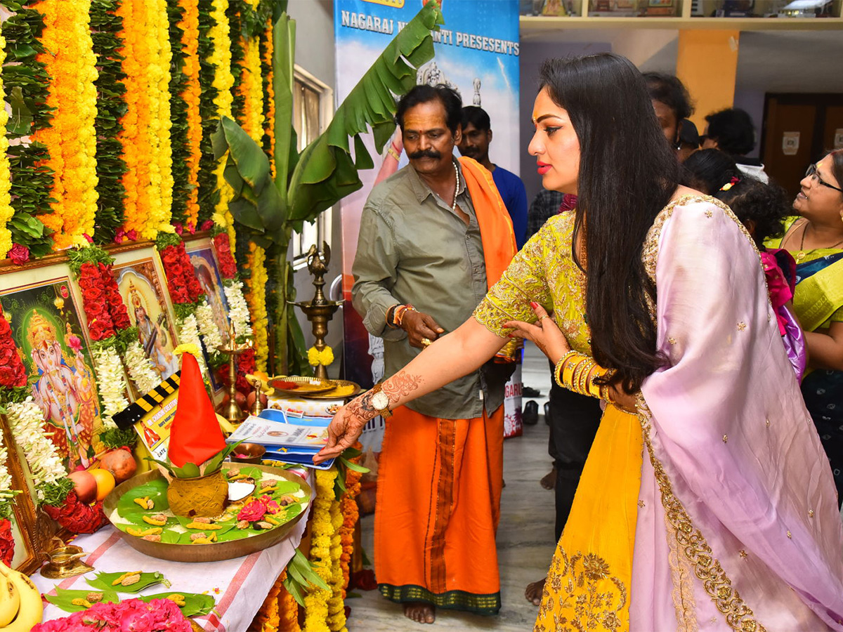 Bigboss_20Ashwini_20Miss_20Janaki_20Movie_20Opening_20Gallery-13.jpg 12