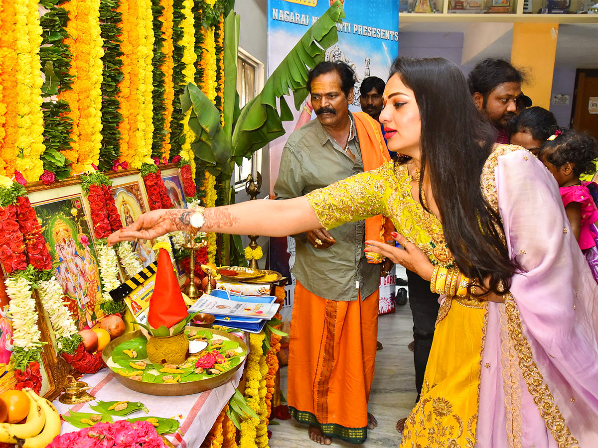 Bigboss_20Ashwini_20Miss_20Janaki_20Movie_20Opening_20Gallery-14.jpg 13