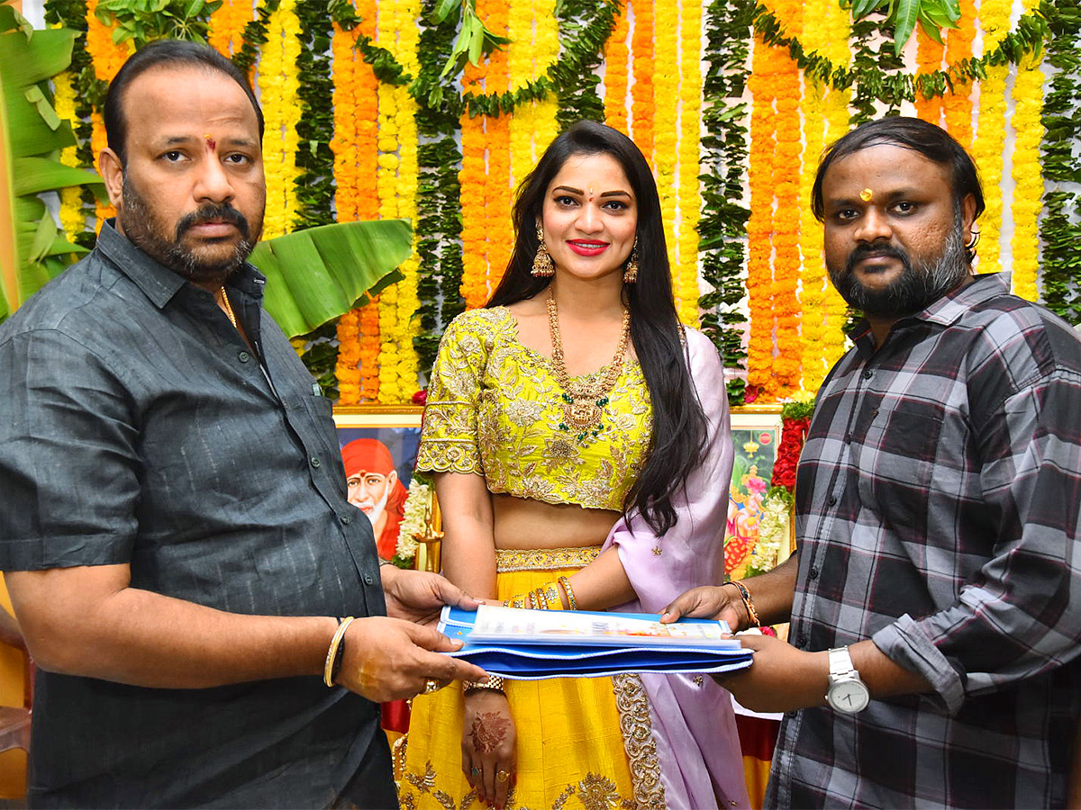 Bigboss_20Ashwini_20Miss_20Janaki_20Movie_20Opening_20Gallery-24.jpg 23
