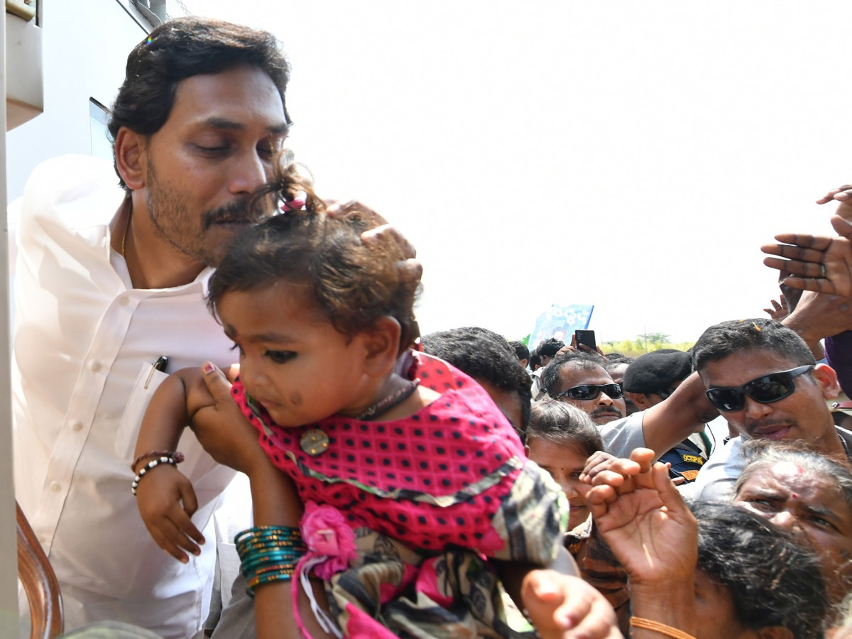 CM_20YS_20Jagan_20Memantha_20Siddham_20Bus_20Yatra_20in_20Prakasam_20District_20Photos_20_2814_29.jpg 15