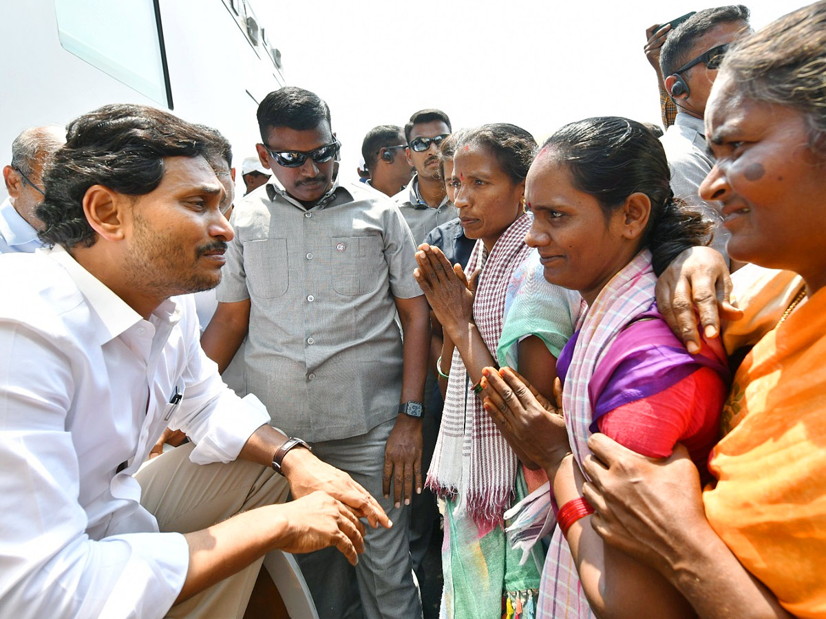 CM_20YS_20Jagan_20Memantha_20Siddham_20Bus_20Yatra_20in_20Prakasam_20District_20Photos_20_2815_29.jpg 16