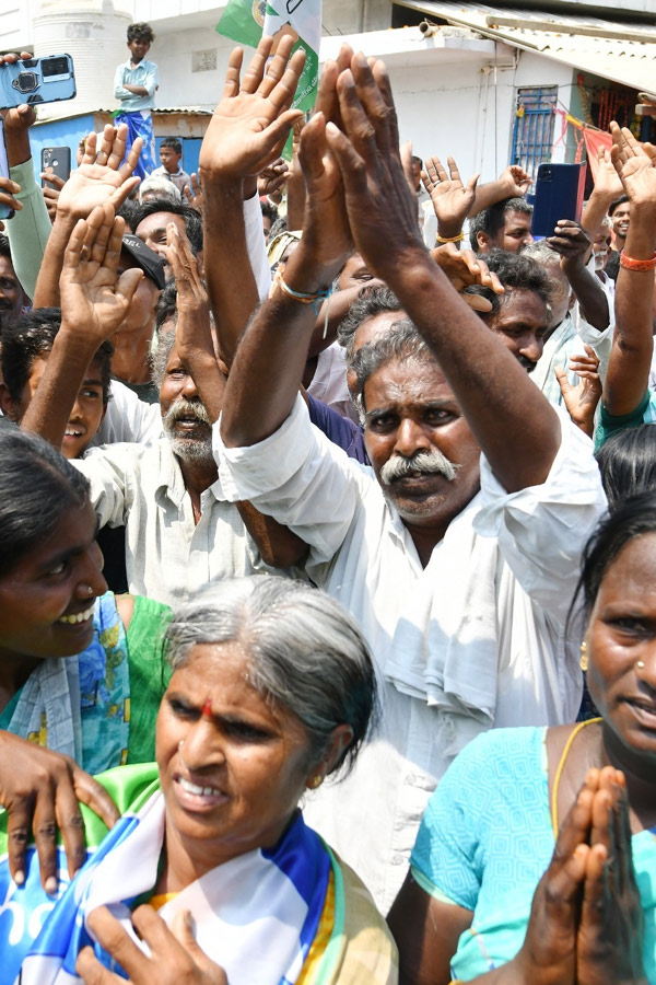 CM_20YS_20Jagan_20Memantha_20Siddham_20Bus_20Yatra_20in_20Prakasam_20District_20Photos_20_2820_29.jpg 21