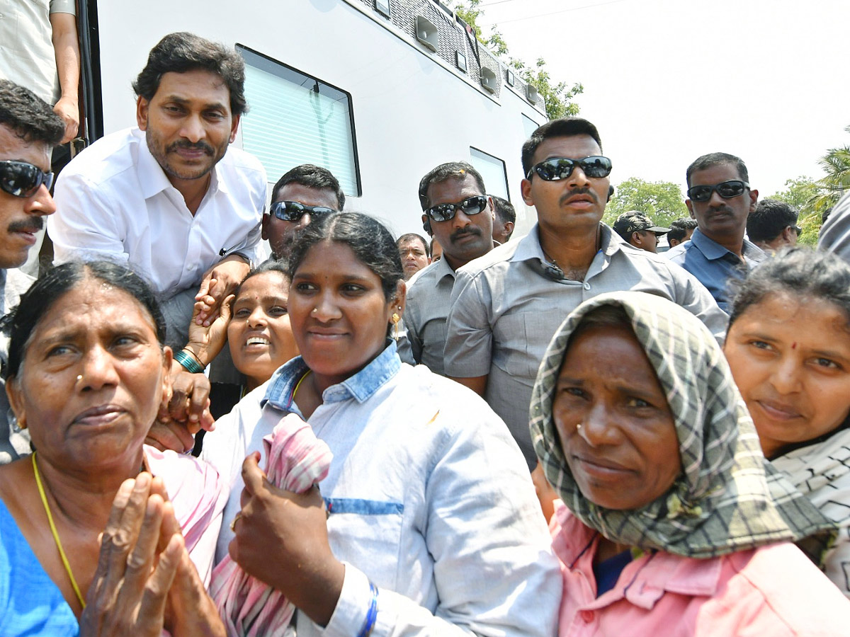 CM_20YS_20Jagan_20Memantha_20Siddham_20Bus_20Yatra_20in_20Prakasam_20District_20Photos_20_2822_29.jpg 23