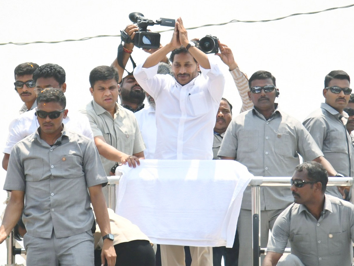 CM_20YS_20Jagan_20Memantha_20Siddham_20Bus_20Yatra_20in_20Prakasam_20District_20Photos_20_2828_29.jpg 29