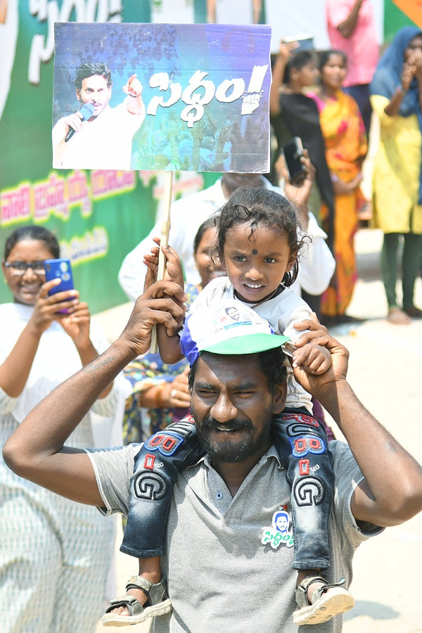 CM_20YS_20Jagan_20Memantha_20Siddham_20Bus_20Yatra_20in_20Prakasam_20District_20Photos_20_2830_29.jpg 31